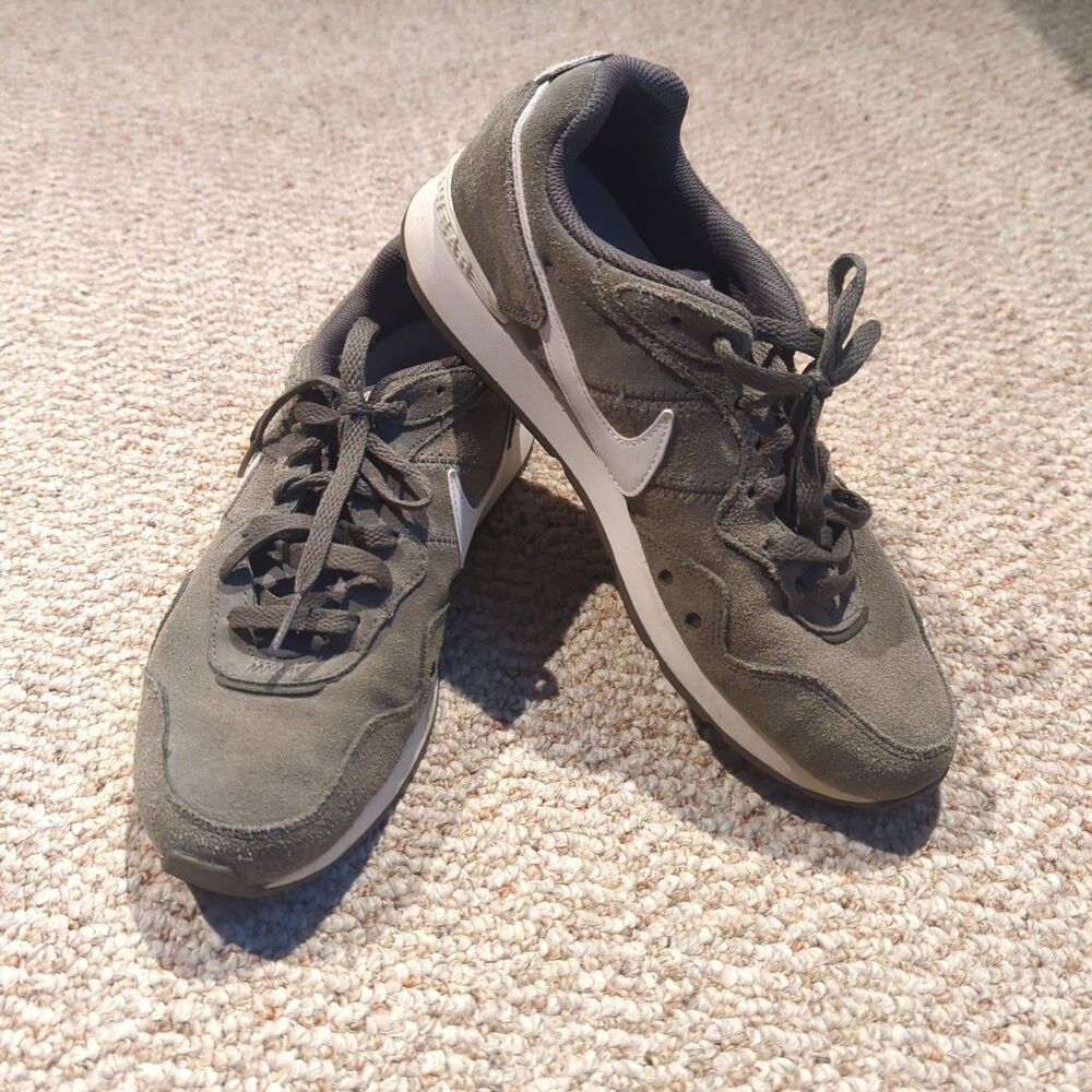 Nike Venture Runner Shoes Sneakers Mens 7.5 Green Casual CQ4557-300